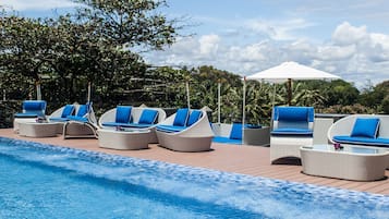 Piscine extérieure, chaises longues