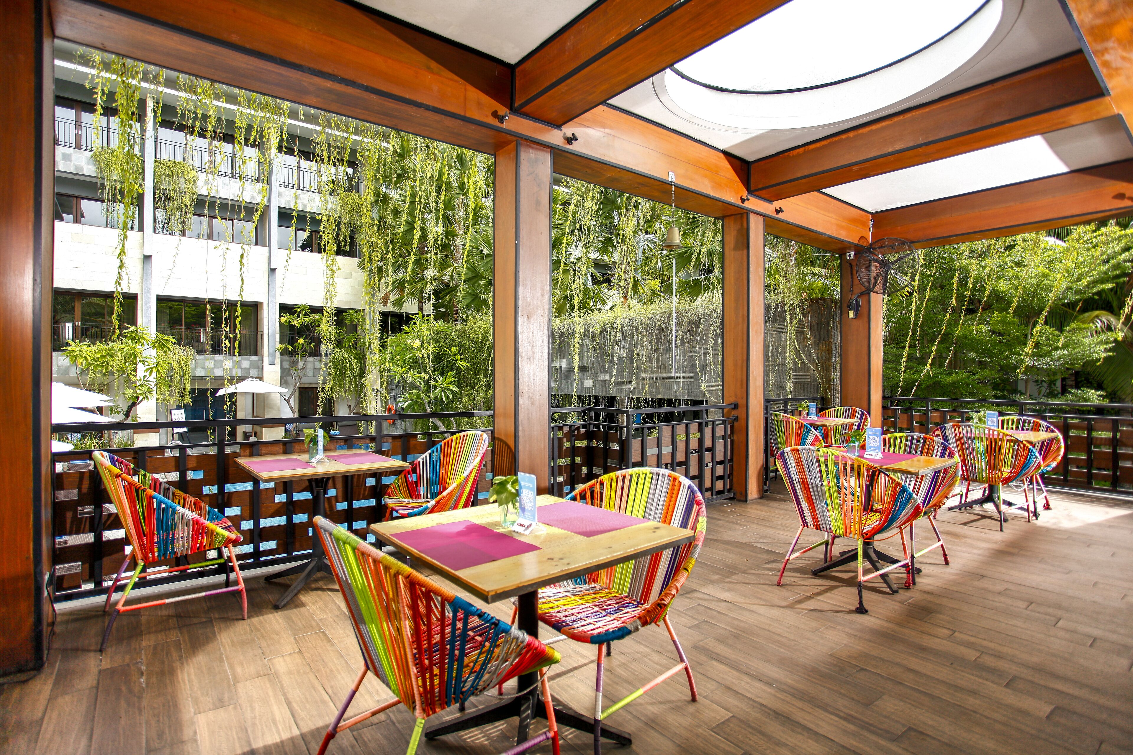 4 bars/lounges, poolside bar