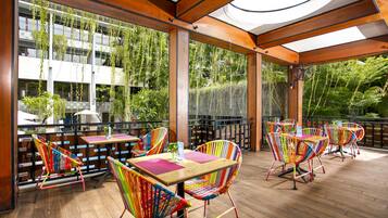 4 bars/lounges, poolside bar