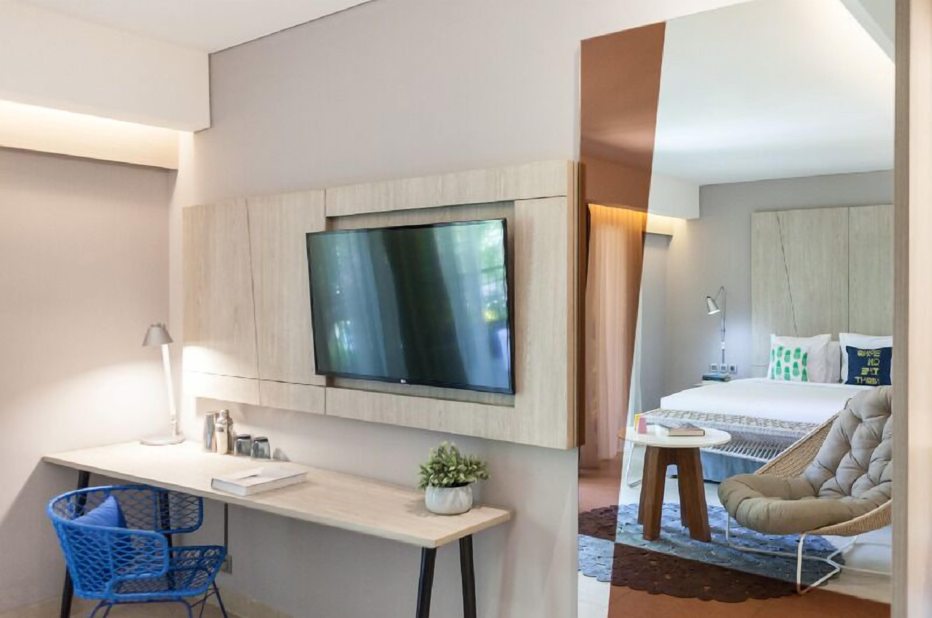 Minibar, in-room safe, desk, laptop workspace