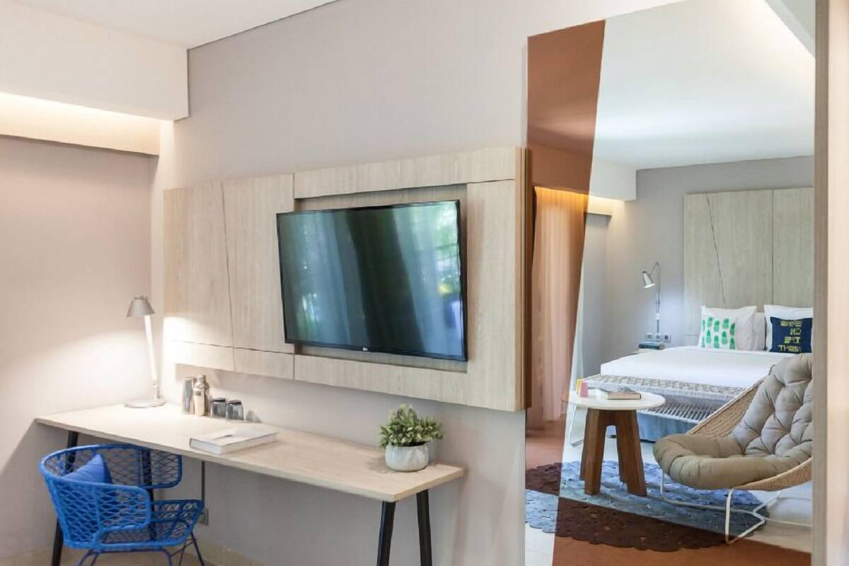 Minibar, in-room safe, desk, laptop workspace