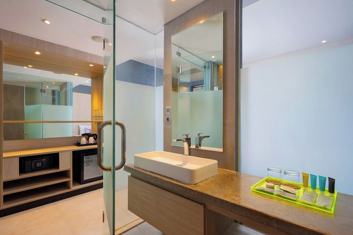 Bathroom | Free toiletries, hair dryer, slippers, bidet