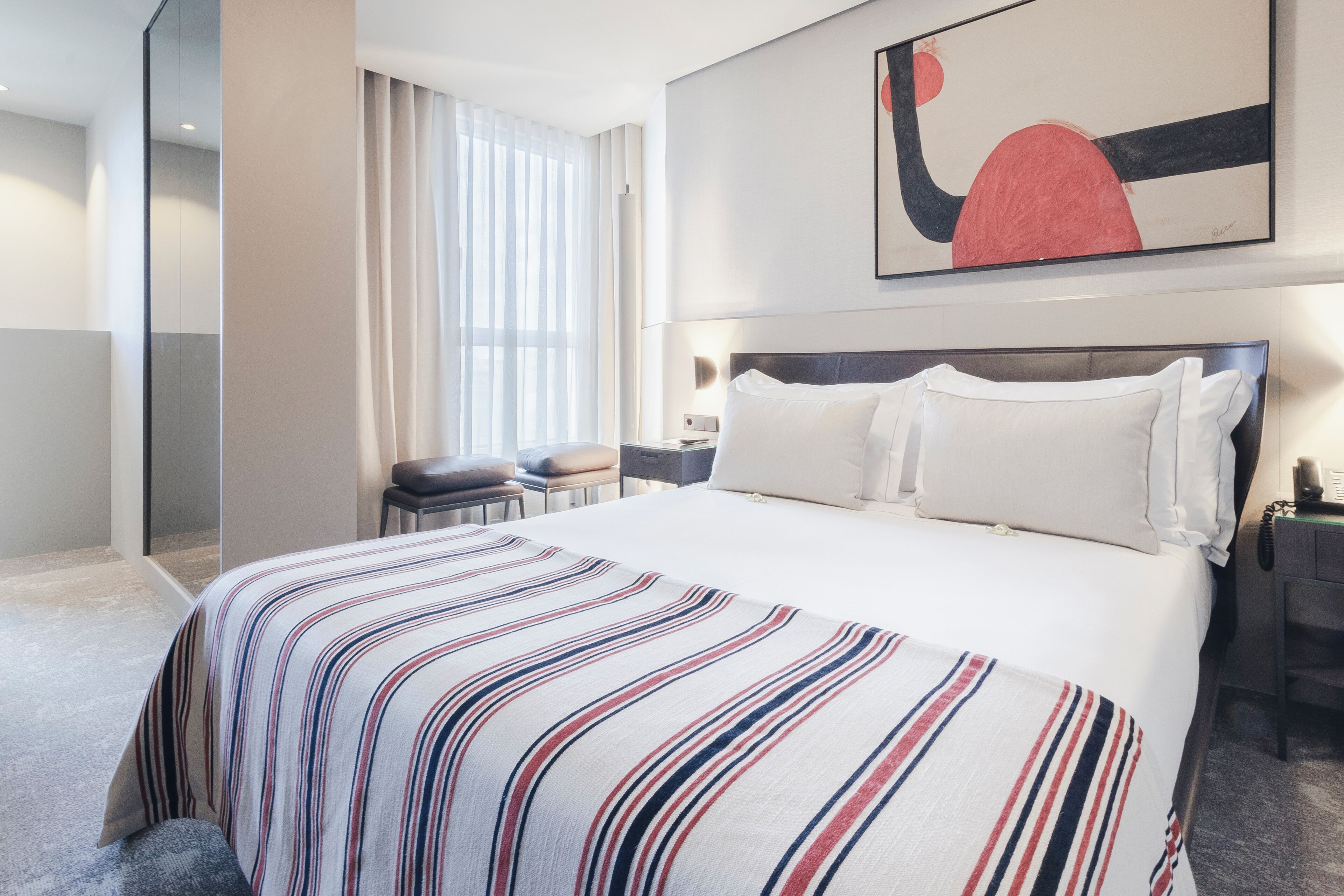 Suite (High) | Minibar, caja fuerte, escritorio y cortinas opacas