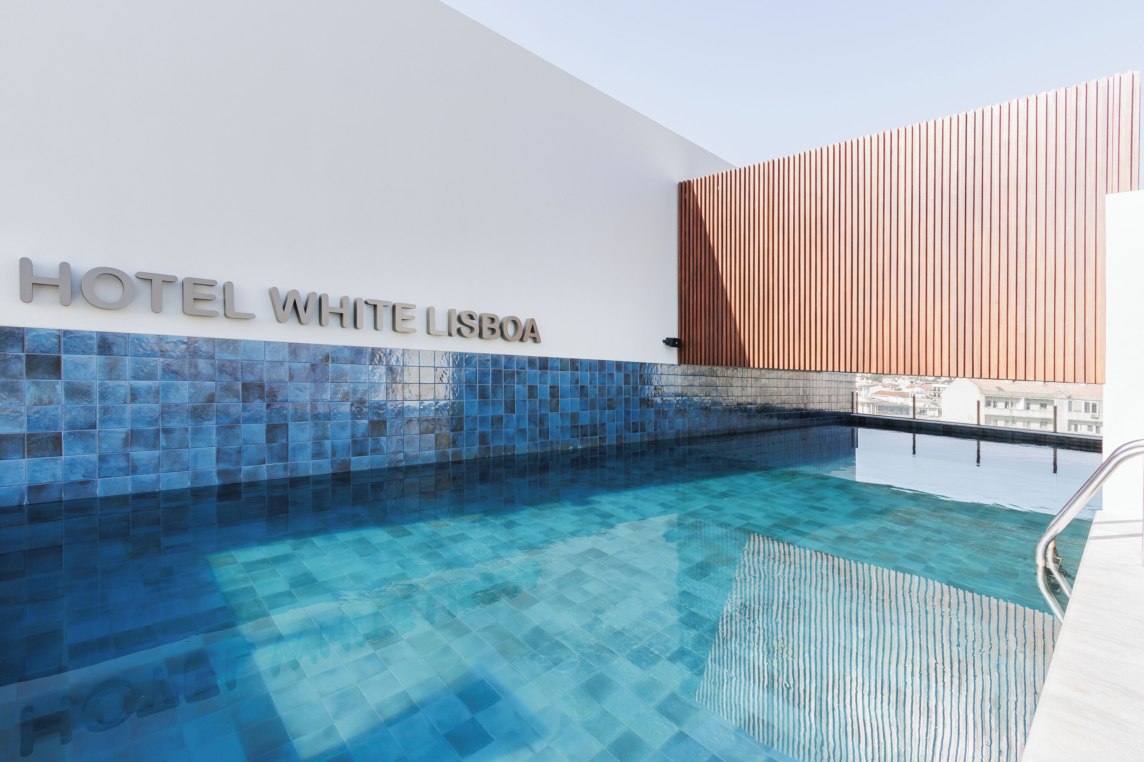 Piscine extérieure (ouverte en saison), chaises longues