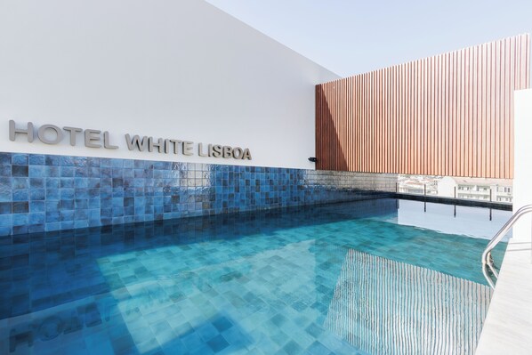 Außenpool (je nach Saison geöffnet), Liegestühle