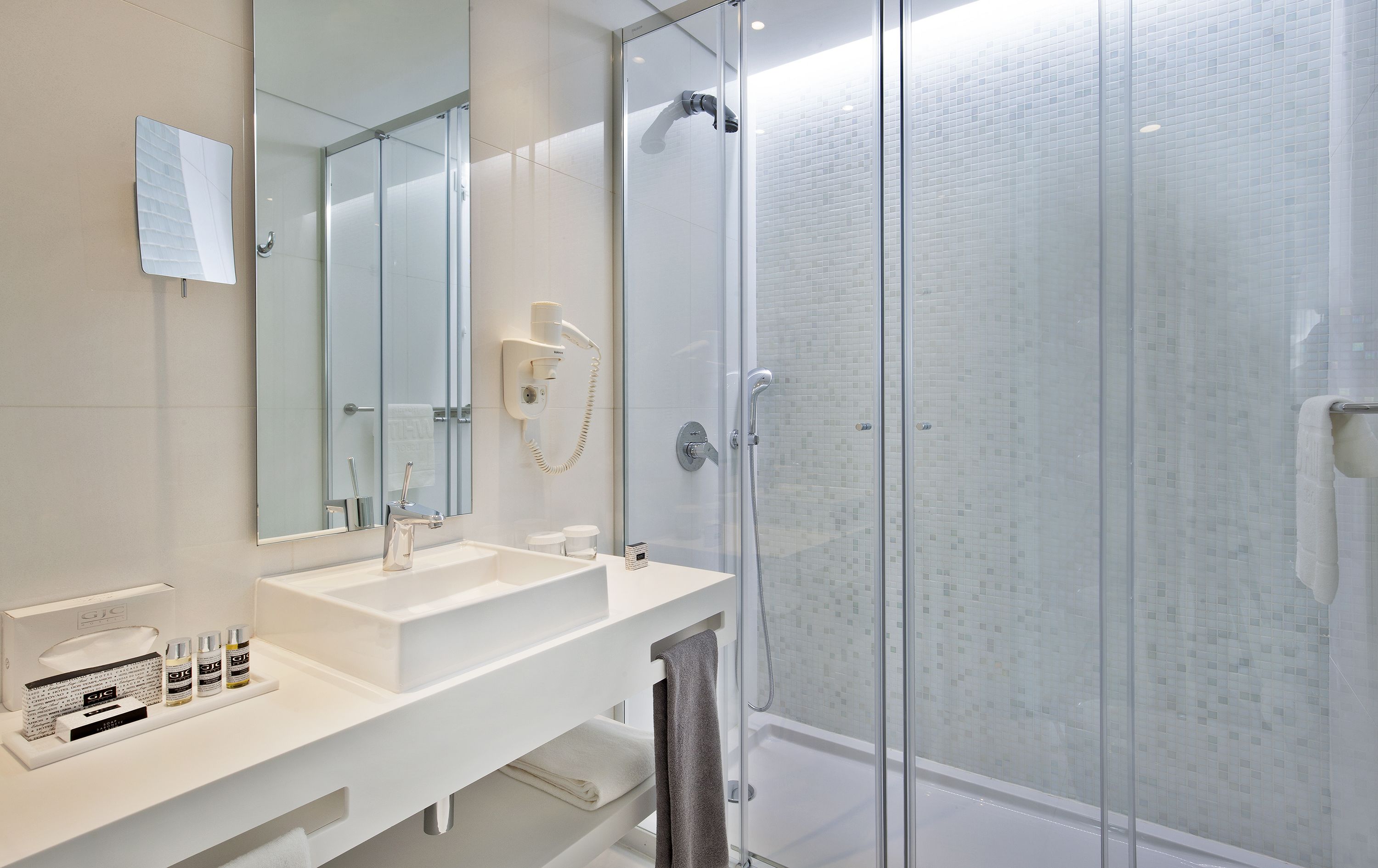 deluxe double or twin room | bathroom | shower, rainfall showerhead, free toiletries, hair dryer