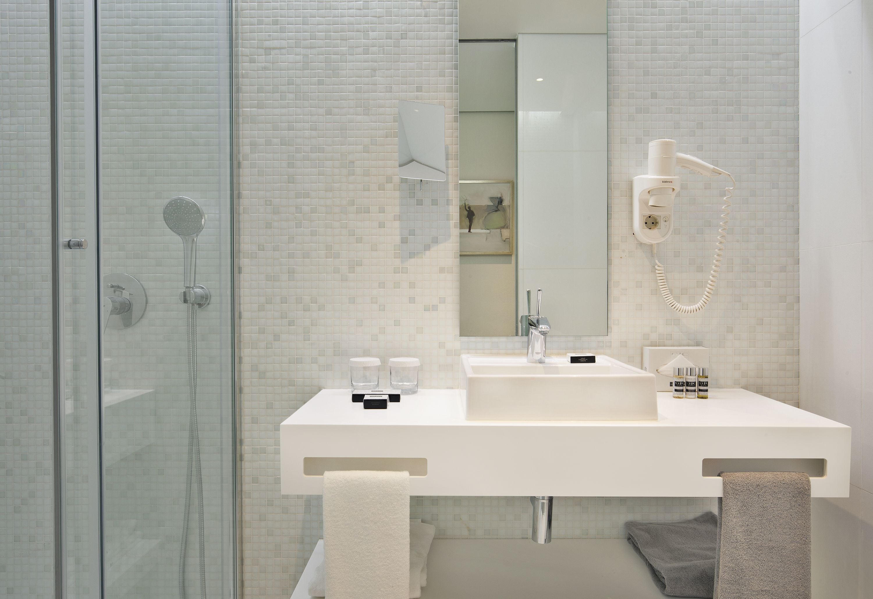 superior double or twin room | bathroom | shower, rainfall showerhead, free toiletries, hair dryer