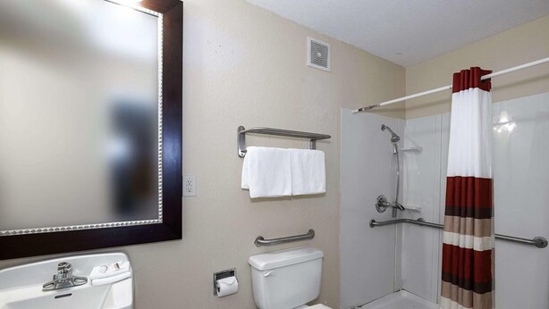 Un baño con lavamanos, inodoro y ducha.