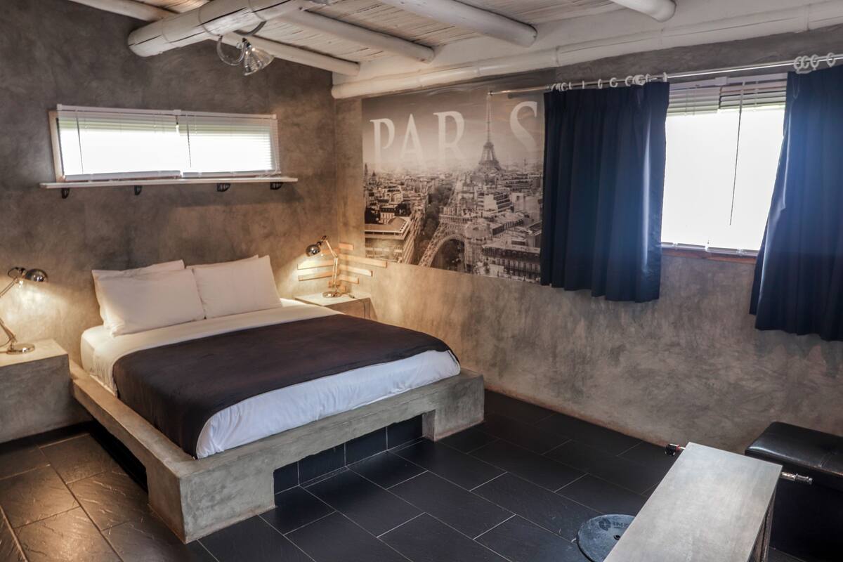 Deluxe Suite, 1 Queen Bed, Pool View