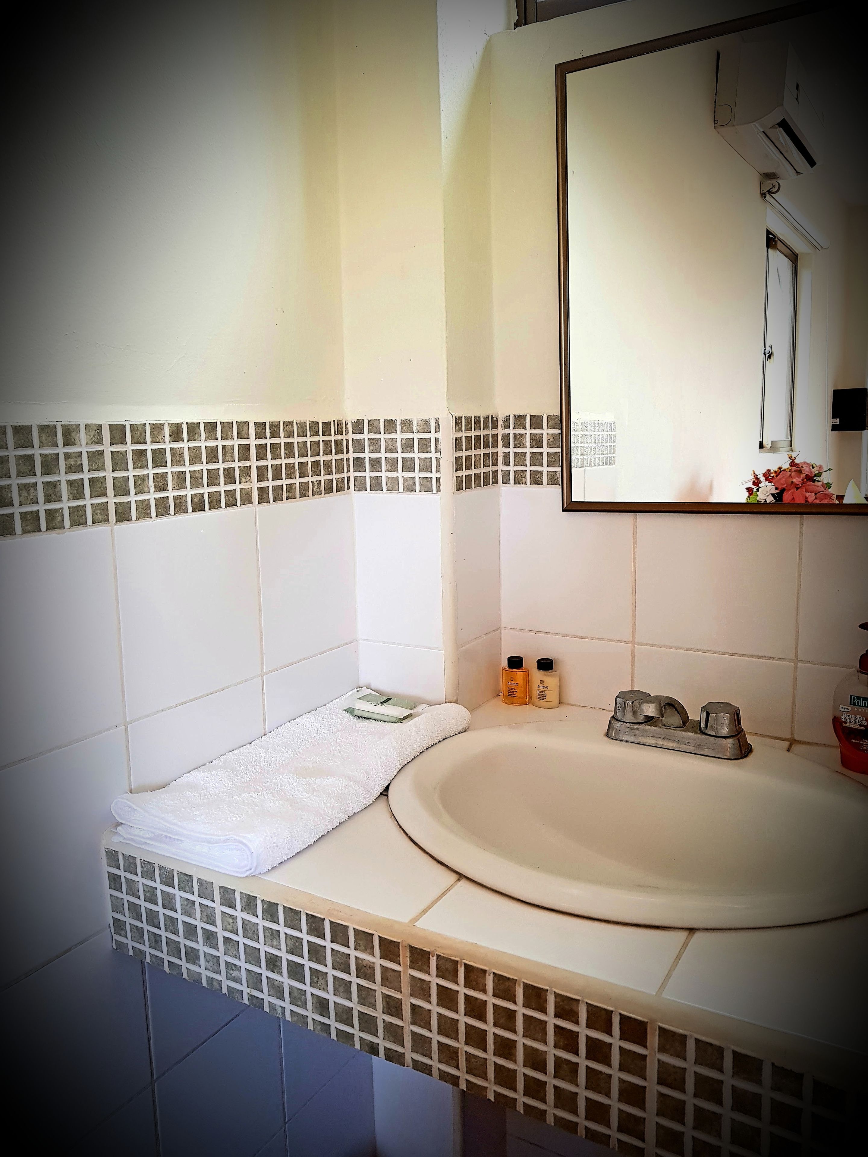 triple room | bathroom | shower, free toiletries, towels
