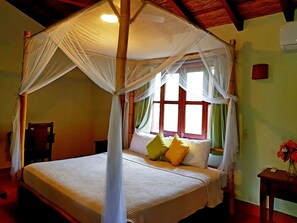 Chambre Deluxe, 1 très grand lit | Coffres-forts dans les chambres, bureau, lits pliants/supplémentaires