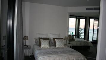Apartemen Eksekutif, 2 kamar tidur, pemandangan pantai | Minibar, meja kerja, setrika/meja setrika, dan Wi-Fi gratis