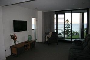 Executive-Apartment, 2 Schlafzimmer, Strandblick | Wohnbereich
