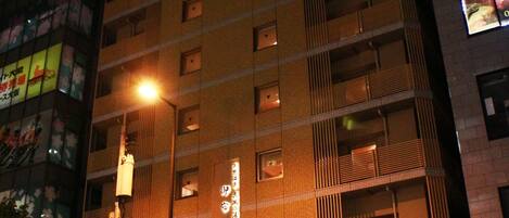 Un hotel de varios pisos con una entrada destacada y un letrero que indica que es un establecimiento de 4 estrellas.