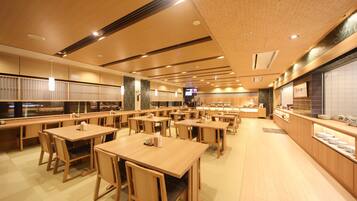 Daily buffet breakfast (JPY 2500 per person)