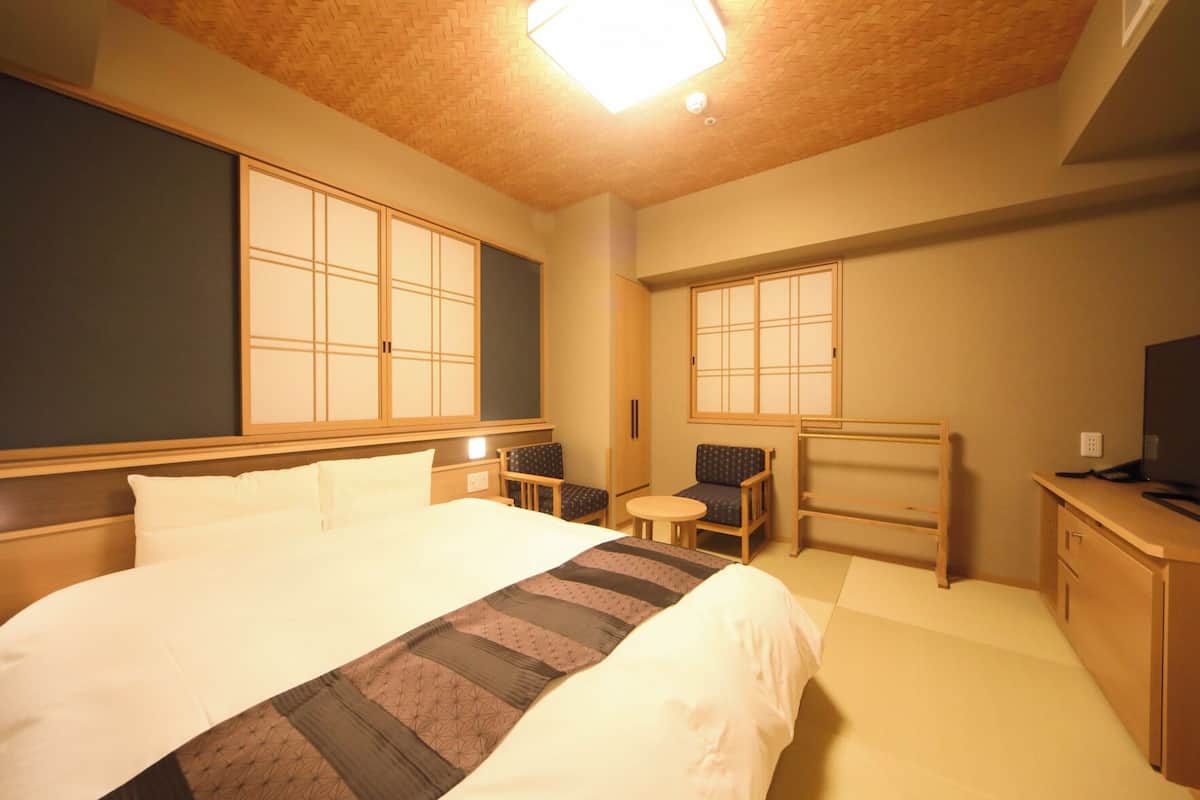 セーフティボックス (室内)、デスク、防音設備、WiFi (無料)