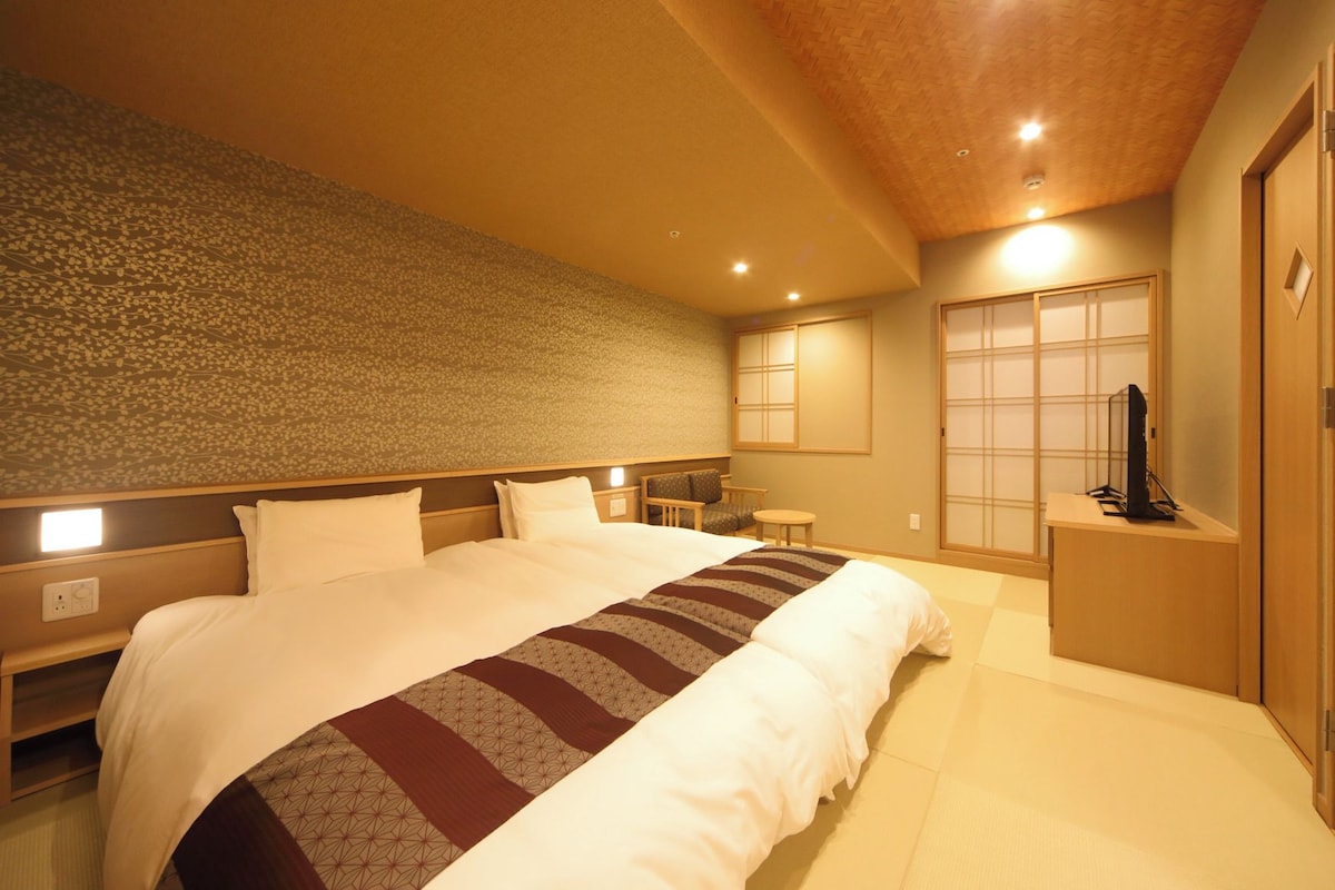 In-room safe, desk, soundproofing, WiFi (free)