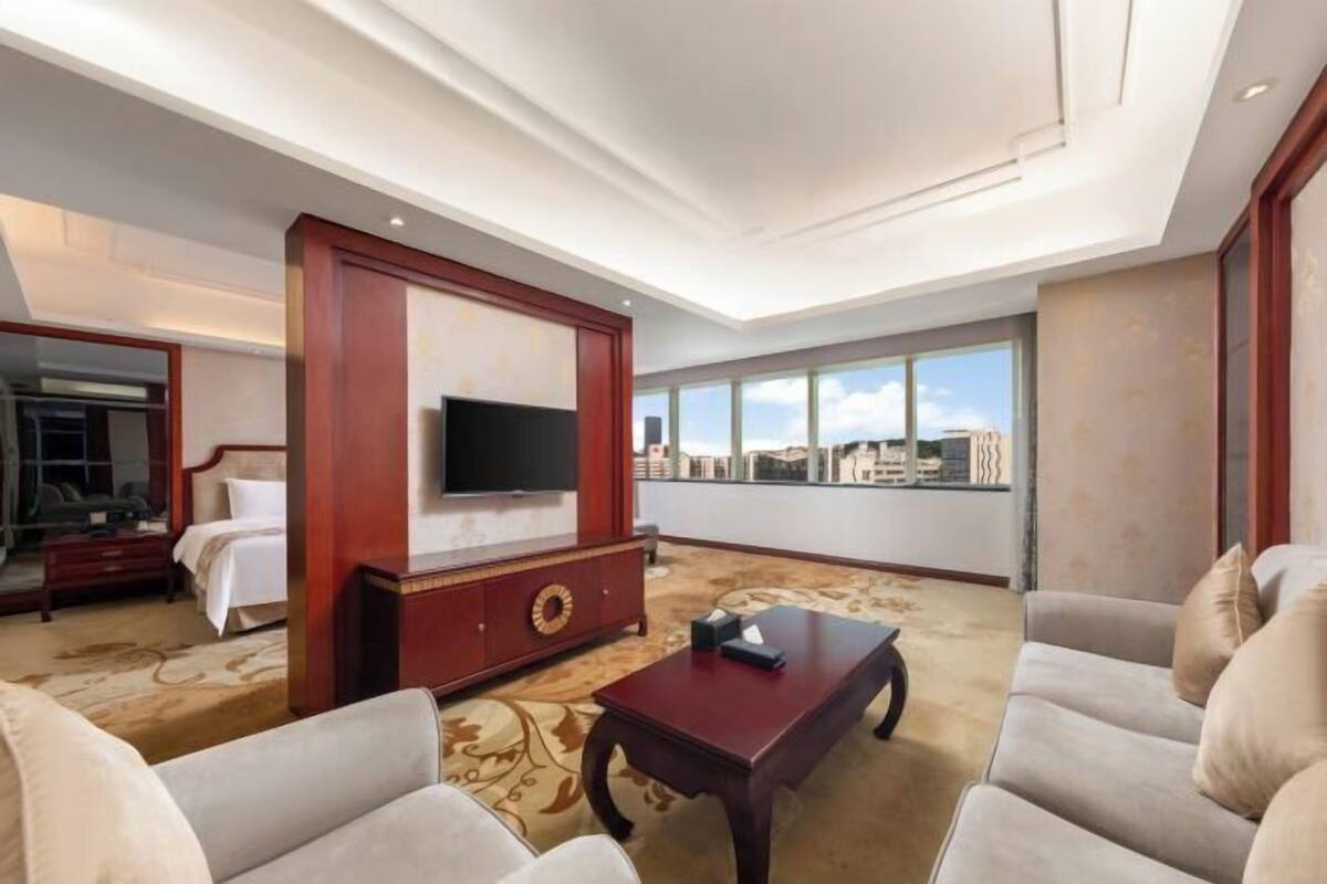 Ropa de cama de alta calidad, minibar, caja fuerte y escritorio