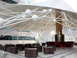 2 間餐廳,供應早餐、午餐和晚餐,中式料理