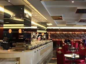 2 間餐廳,供應早餐、午餐和晚餐,中式料理