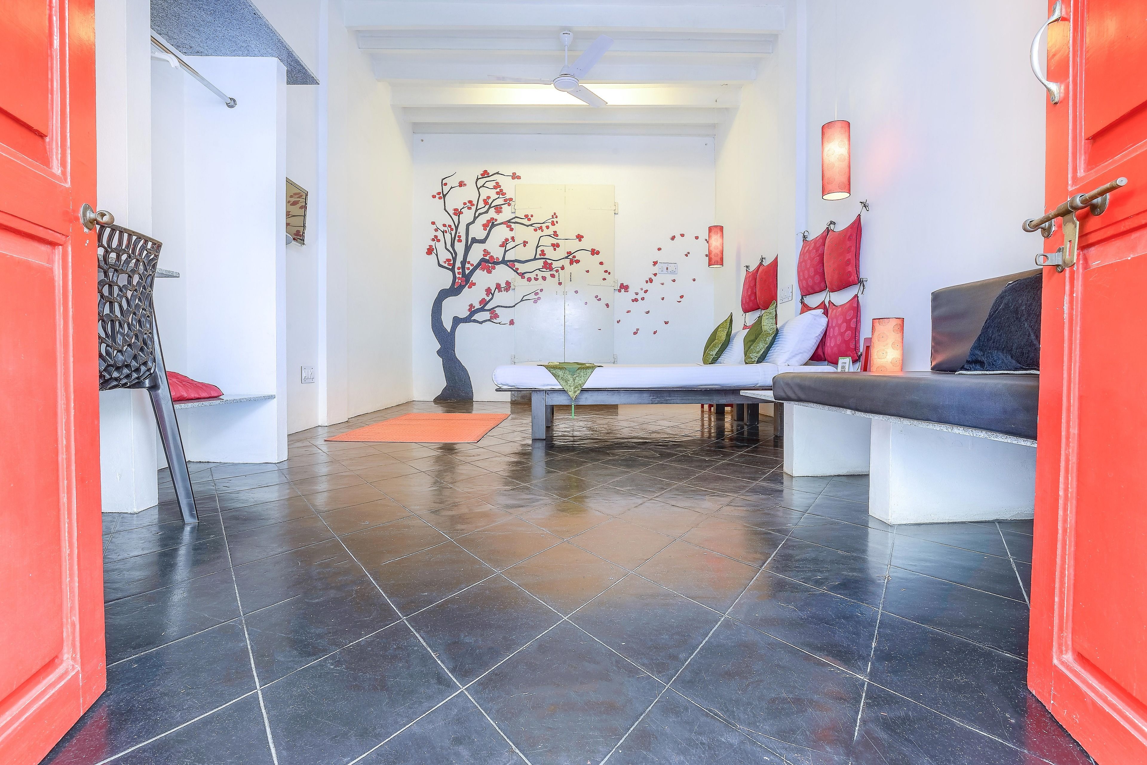 Deluxe Room | Desk, rollaway beds, free WiFi, bed sheets