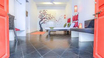 Deluxe Room | Desk, rollaway beds, free WiFi, bed sheets