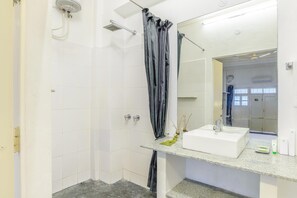 Quarto luxo | Banheiro | Chuveiro, produtos de toalete grátis, toalhas de banho, sabonete
