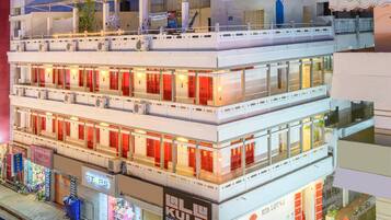 Fachada da propriedade à noite