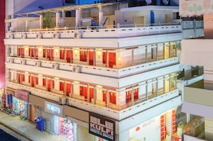 Fachada da propriedade à noite