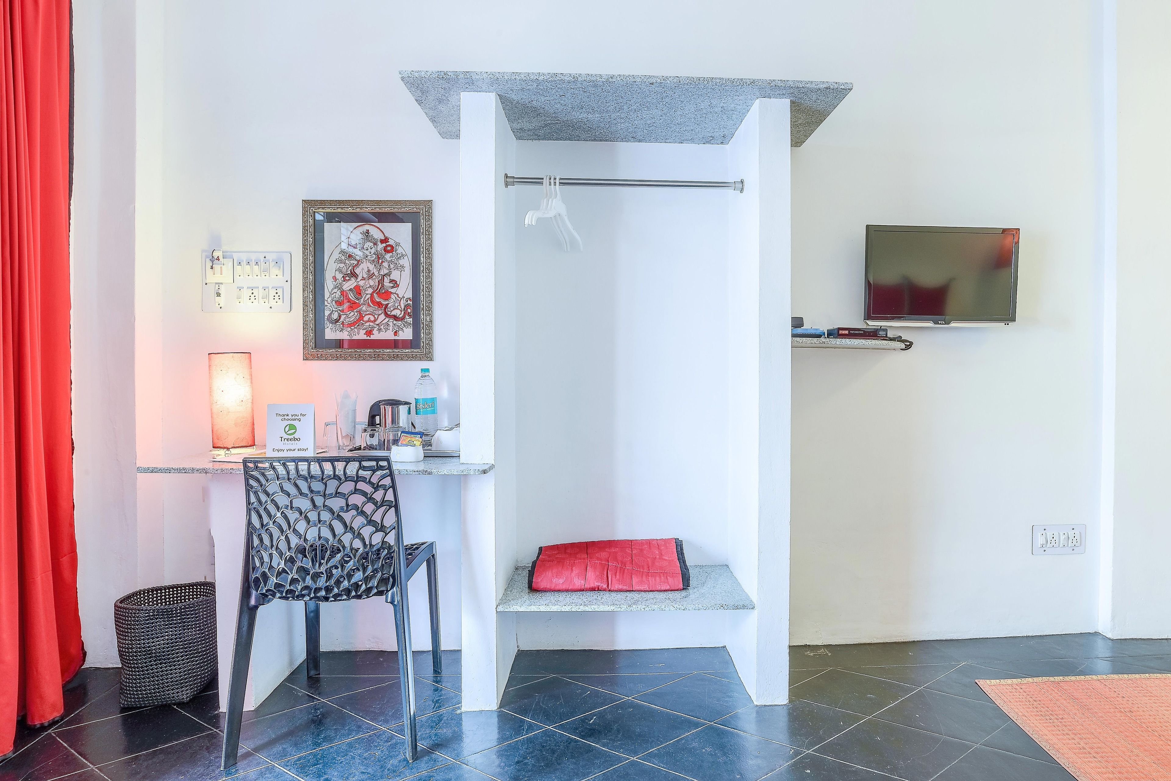 Deluxe Room | Desk, rollaway beds, free WiFi, bed sheets