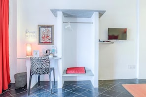 Deluxe Room | Desk, rollaway beds, free WiFi, bed sheets - Itsy Hotels Red Lotus Heritage, Promenade Beach (Puducherry)