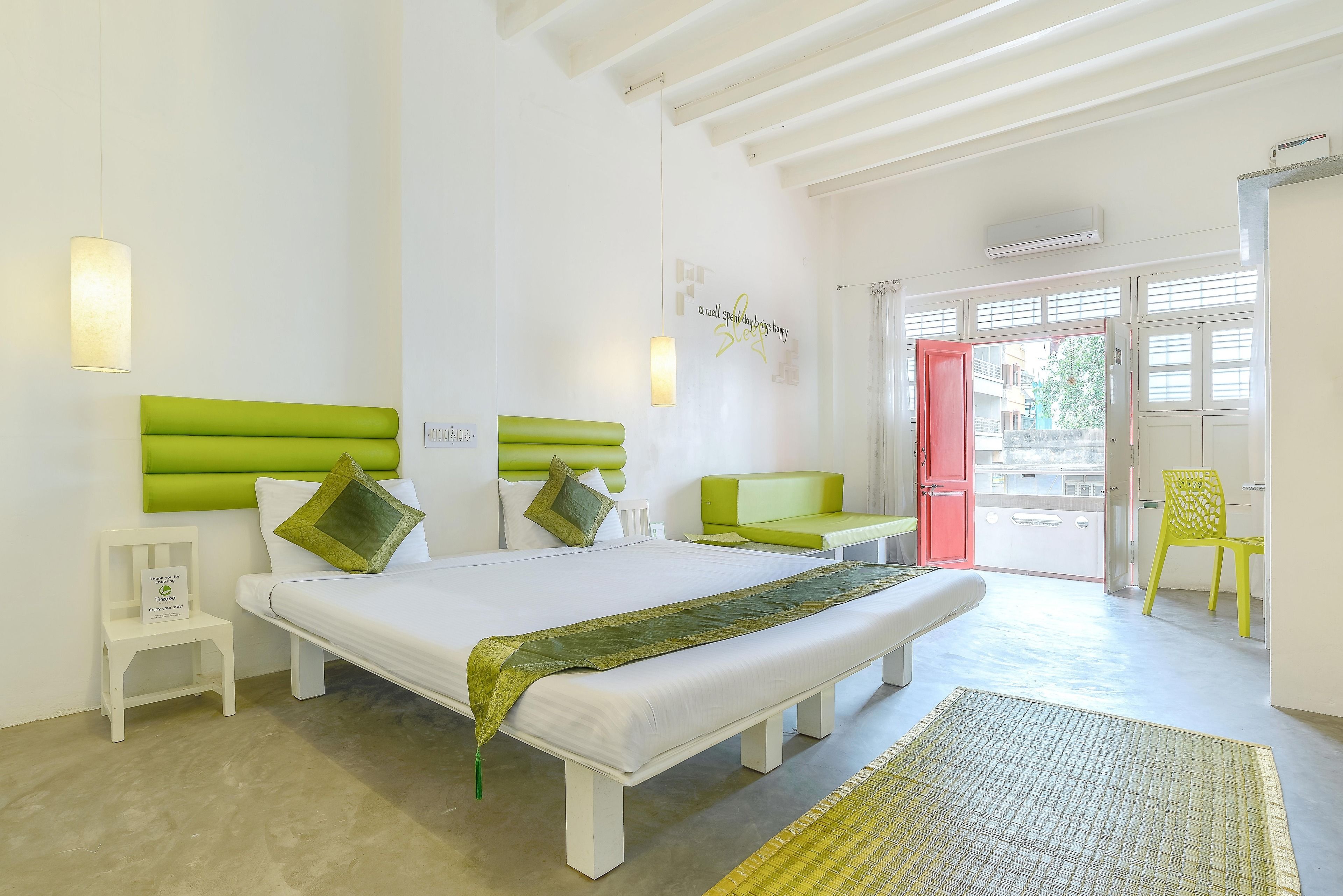 Deluxe Room | Desk, rollaway beds, free WiFi, bed sheets. Itsy Hotels Red Lotus Heritage, Promenade Beach