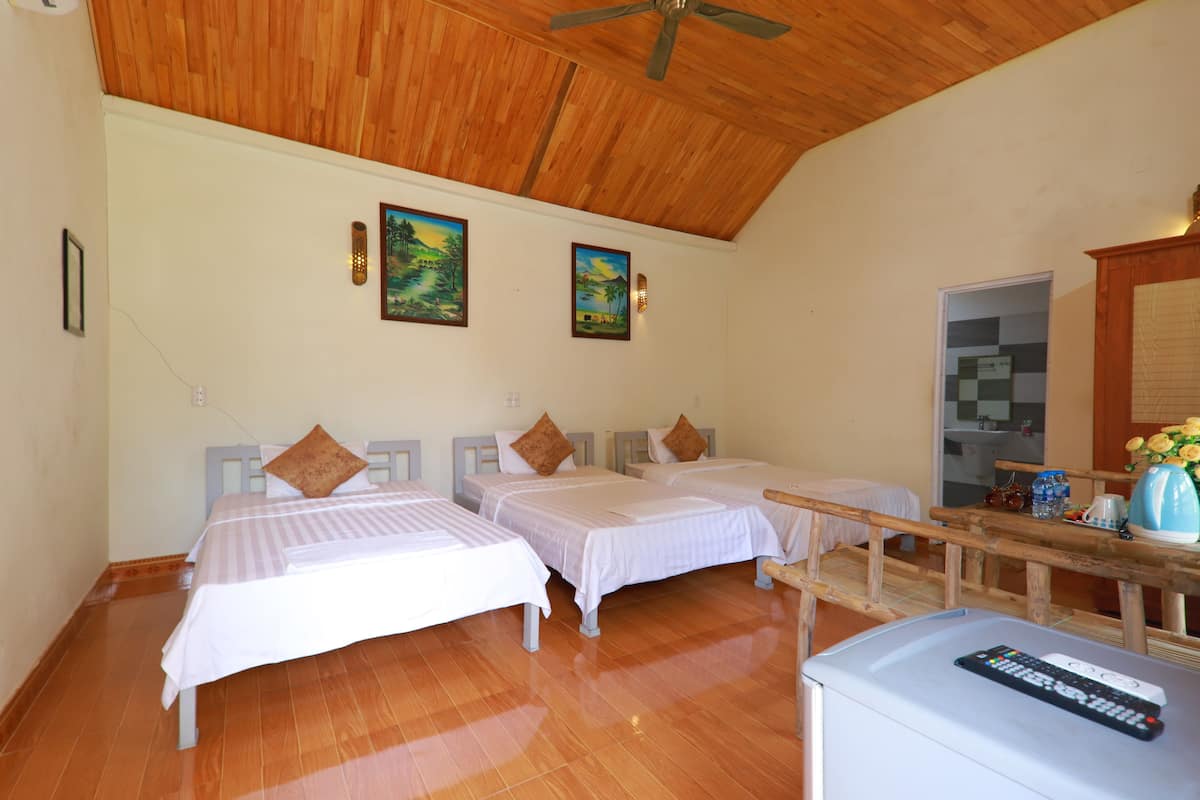 Habitación triple Deluxe, vista al jardín | 9 habitaciones, escritorio y espacio para trabajar con laptop