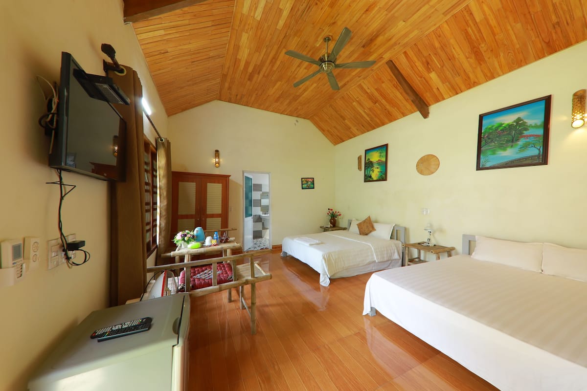 9 bedrooms, desk, laptop workspace, blackout drapes