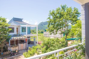 9 bedrooms, desk, laptop workspace, blackout drapes - Green Riverside Cosy Home (Bo Trach)