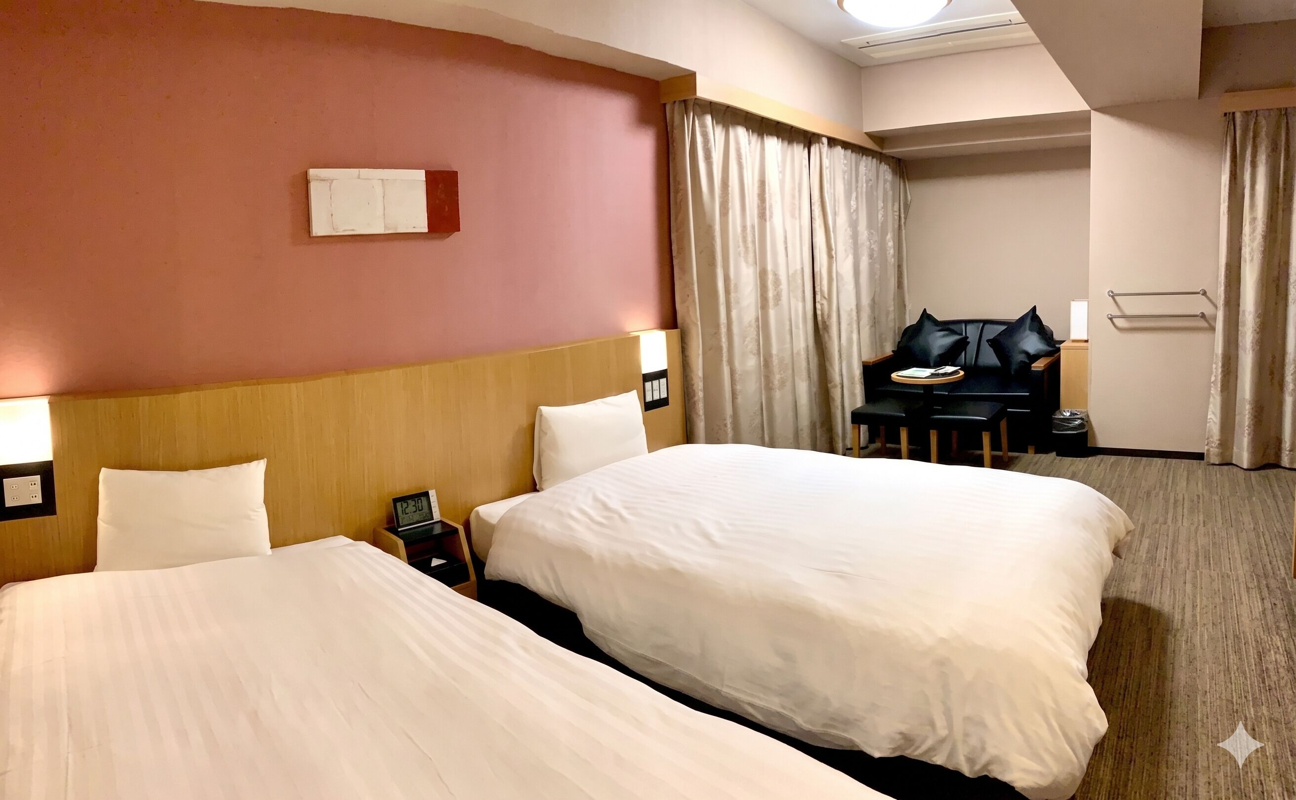 Down duvets, in-room safe, blackout curtains, soundproofing