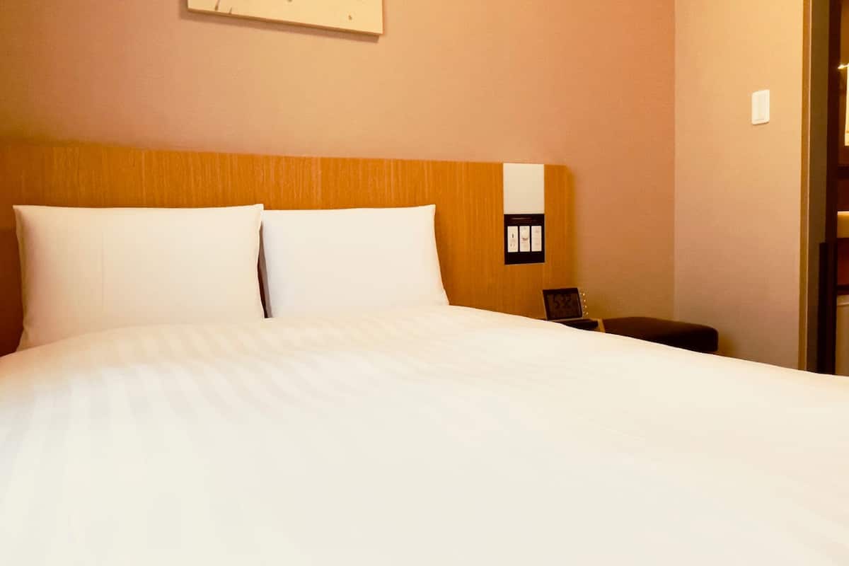 Standard Double Room, Non Smoking | Down comforters, in-room safe, blackout drapes, soundproofing