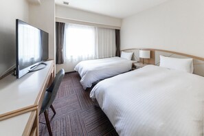 Desk, laptop workspace, blackout drapes, iron/ironing board - Court Hotel Niigata (Niigata)