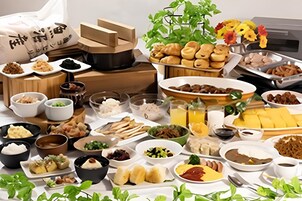 Variedade de pratos e comidas sobre uma mesa, incluindo diferentes tipos de sushi, dumplings e outros pratos da culinária asiática.