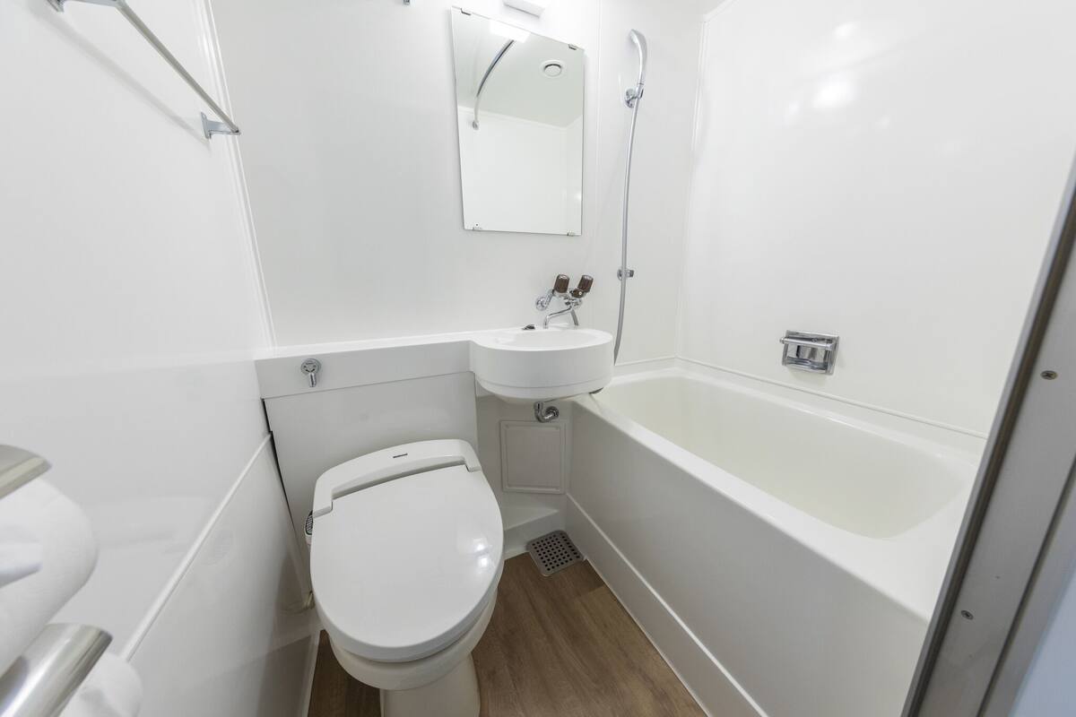 combined shower/bathtub, free toiletries, hair dryer, slippers