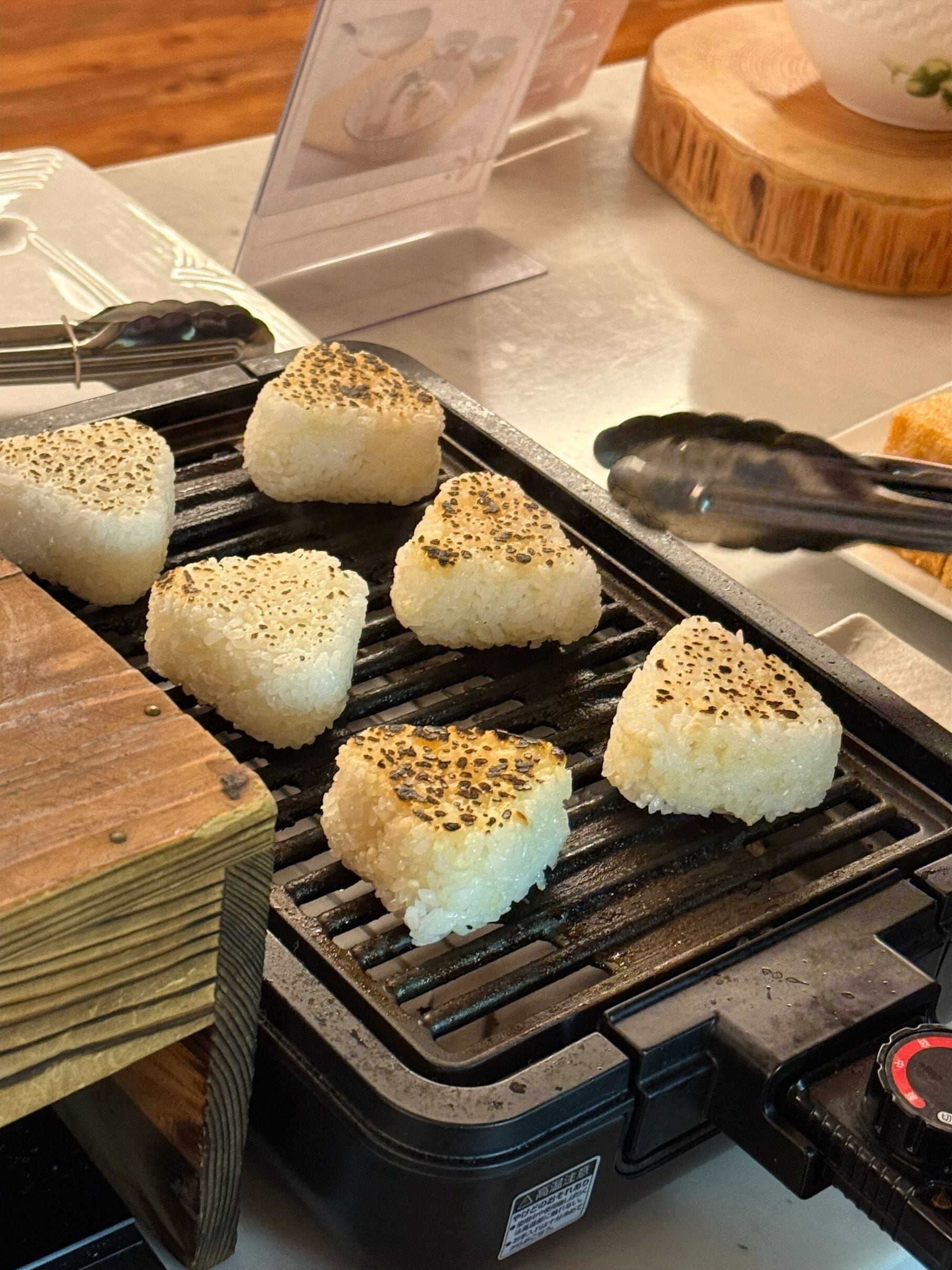 Una parrilla con varios trozos de arroz a la parrilla.