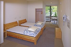 In-room safe, desk, free WiFi, bed sheets - Kyoto Utano Youth Hostel (Kyoto)