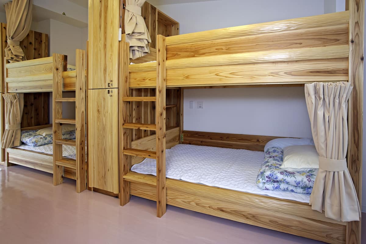 Caja fuerte, escritorio, wifi gratis y ropa de cama