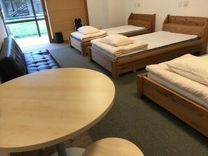 Chambre triple (Over 18, Family or same gender Only) | Coffre-fort, bureau, accès au Wi-Fi (inclus), literie fournie