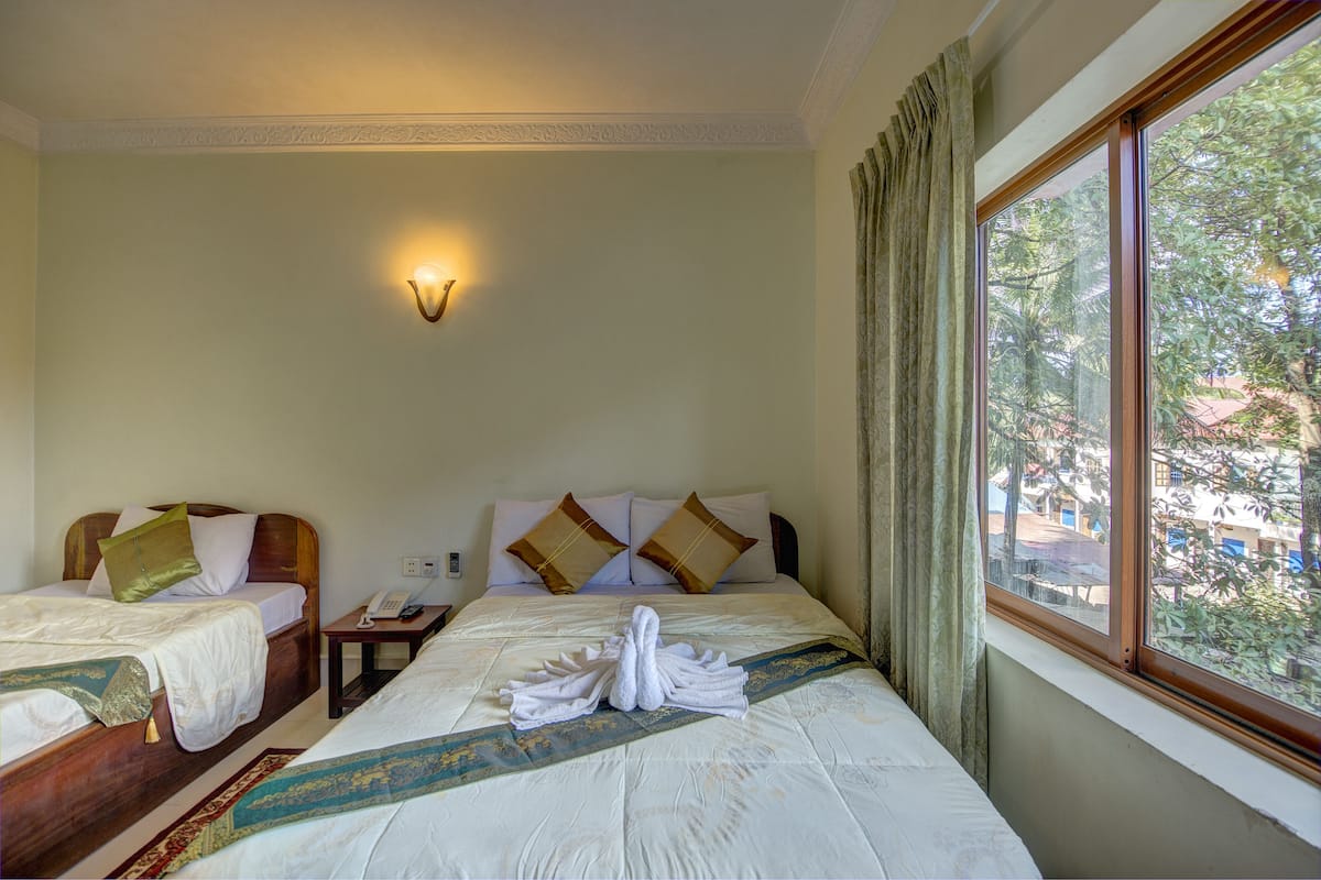 Standard Family Room | Minibar, in-room safe, desk, soundproofing
