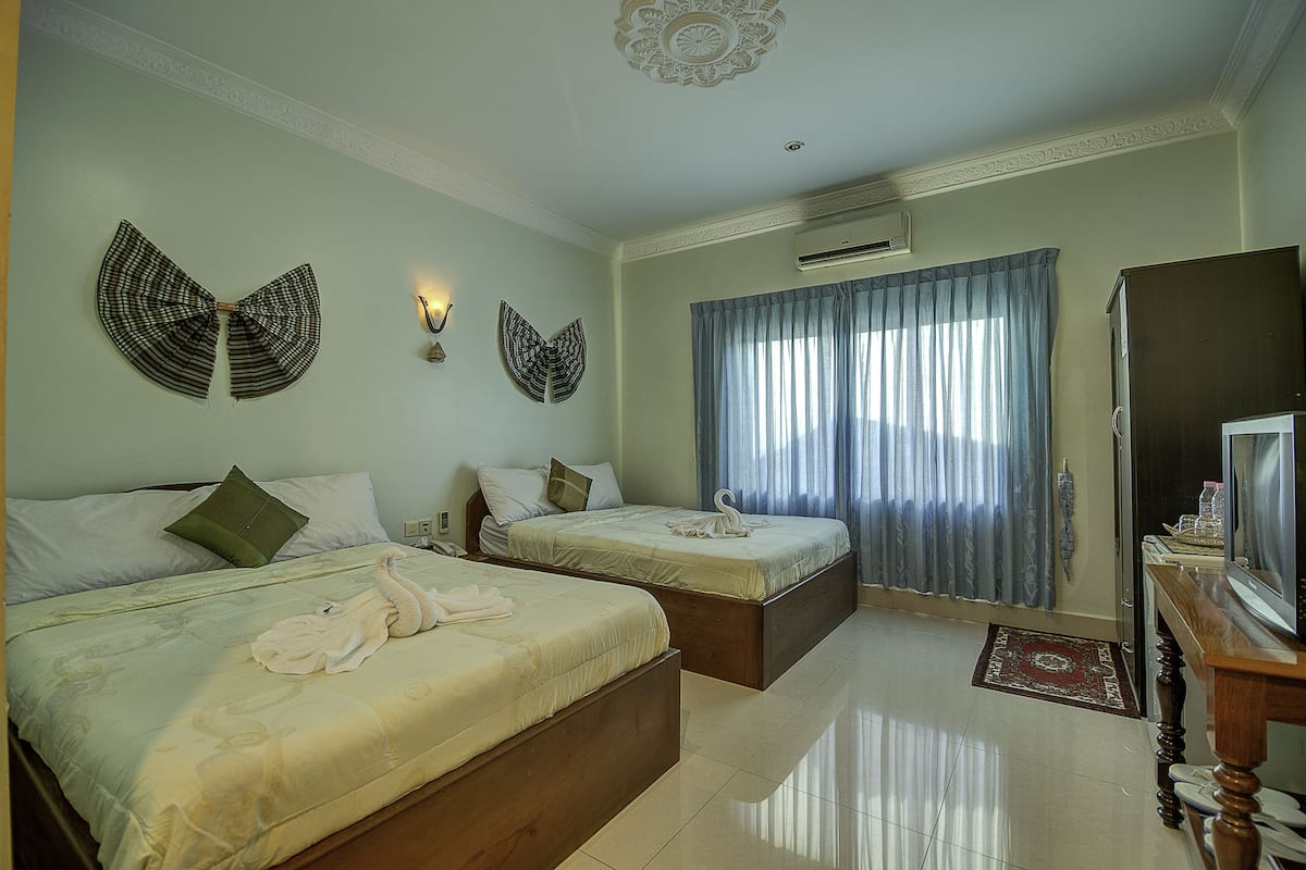 Superior Family Room | Minibar, in-room safe, desk, soundproofing