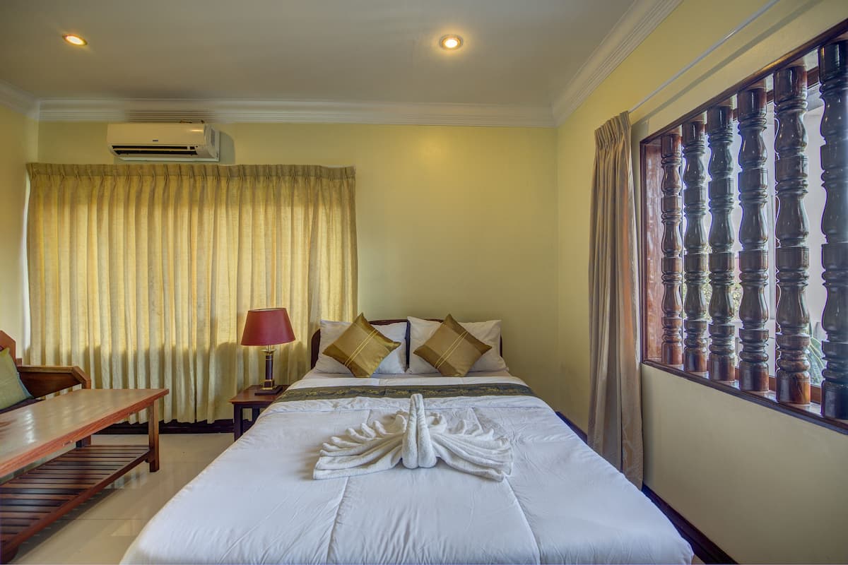 Standard Double Room | Minibar, in-room safe, desk, soundproofing