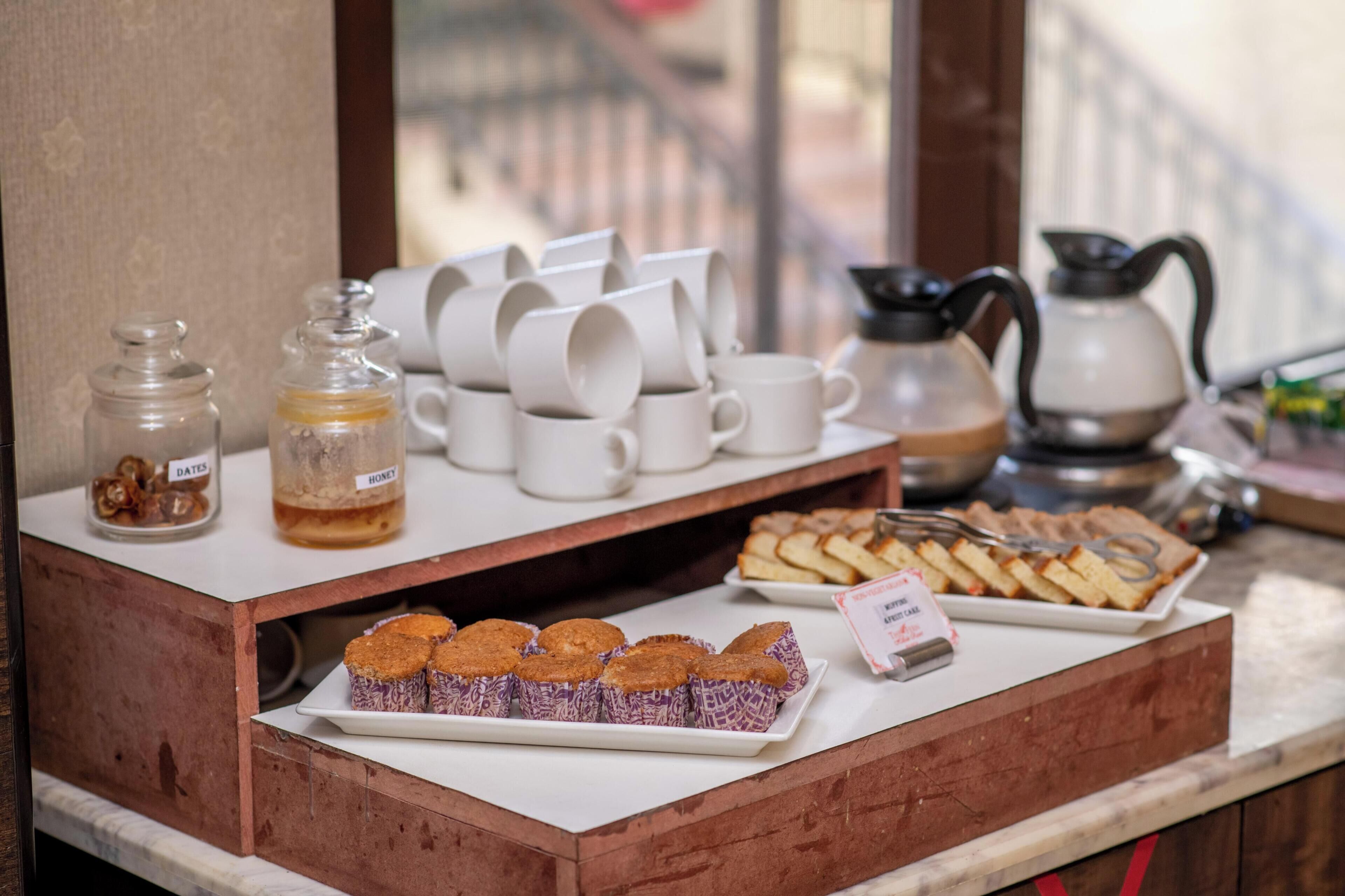 Un buffet de petit-déjeuner proposant une variété d’aliments et un coin café.