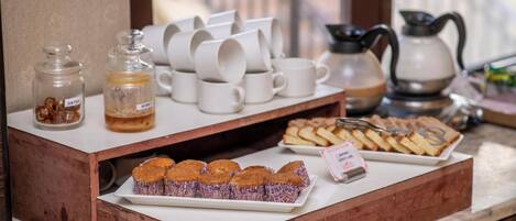 Un buffet de petit-déjeuner proposant une variété d’aliments et un coin café.