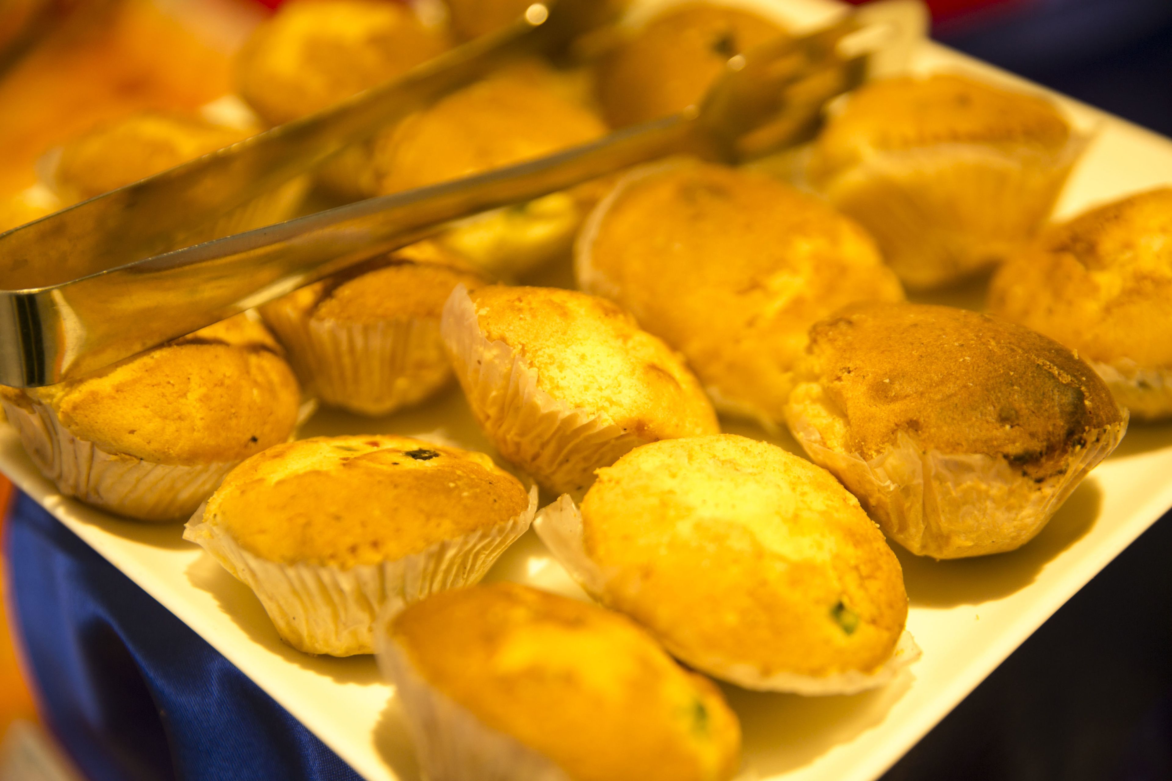 Une assiette blanche sur laquelle sont disposés des muffins.